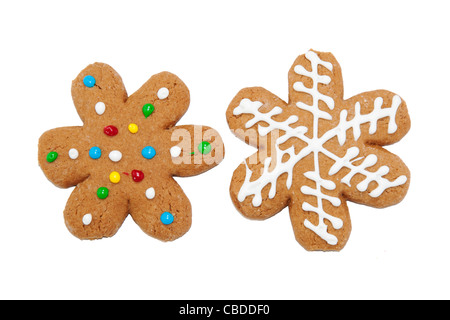 Schneeflocke geformte Lebkuchen auf weißem Hintergrund Stockfoto