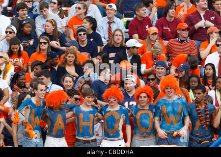 Gesamtansicht von Studenten der University of Virginia auf der Tribüne vor dem Spiel gegen die Virginia Tech Hokies im Scott Stadium, Charlottesville, Virginia, Vereinigte Staaten von Amerika Stockfoto