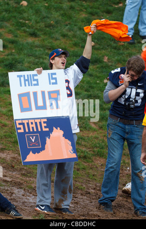 Ein junger männlicher Virginia Cavaliers-Fan mit einem Schild auf der Tribüne vor dem Spiel gegen die Virginia Tech Hokies im Scott Stadium, Charlottesville, Virginia, Vereinigte Staaten von Amerika Stockfoto