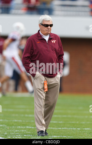 Virginia Tech Hokies head Coach Frank Beamer auf dem Feld vor dem Spiel gegen die Virginia Cavaliers bei Scott Stadium, Charlottesville, Virginia, Vereinigte Staaten von Amerika Stockfoto