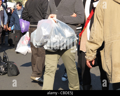 Shopper mit Taschen in der Stadt Stockfoto