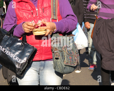 Shopper mit Taschen in Rom Italien Stockfoto