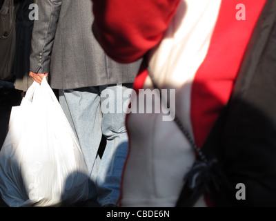 Shopper mit Taschen in der Stadt Stockfoto