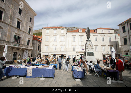 MARKTSTÄNDE am GUNDULIC Platz Altstadt DUBROVNIK Kroatien 8. Oktober 2011 Stockfoto