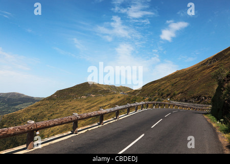 Bild von einer Bergstraße (Pas de Peyrol bis 1589 m) befindet sich in das Zentralmassiv in Frankreich Region Auvergne. Stockfoto