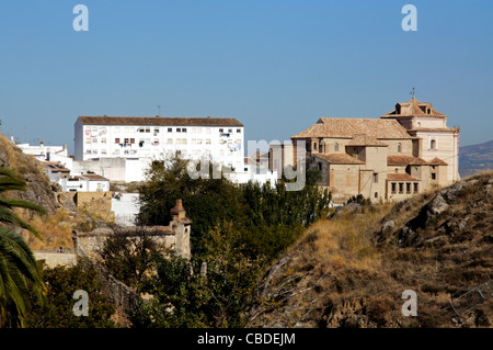 Kirche (Iglesia del Carmen) und Appartements, Antequera, Provinz Malaga, Andalusien, Südspanien, Westeuropa. Stockfoto