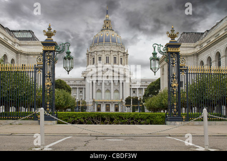 Gewitterhimmel über San Francisco City Hall Civic Center Historic District in Kalifornien Stockfoto