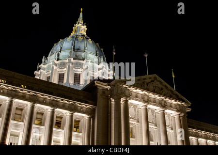 San Francisco City Hall gegen dunklen Nachthimmel am Civic Center Historic District in Kalifornien Stockfoto