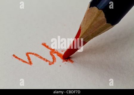 Extreme Nahaufnahme von einer orange Wasser Farbe Bleistift in Aktion. Stockfoto