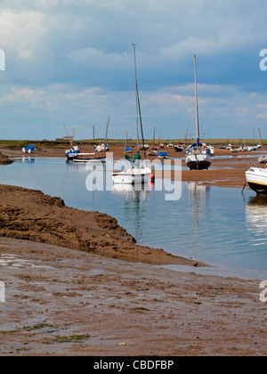 Boote vertäut am Brancaster Staithe an der Nordküste Norfolk England UK Stockfoto