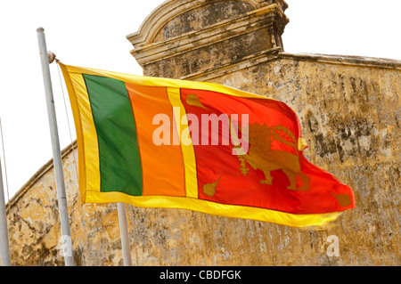 Galle, Sri Lanka national Flagge vor einem historischen Gebäude Stockfoto