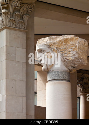 Stein-Kopf auf Spalte auf Ludgate Hill in London England UK Stockfoto