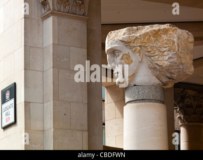 Stein-Kopf auf Spalte auf Ludgate Hill in London England UK Stockfoto