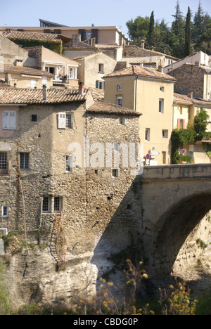 Römische Brücke und der mittelalterlichen Stadt, Vaison la Romaine, Frankreich Stockfoto