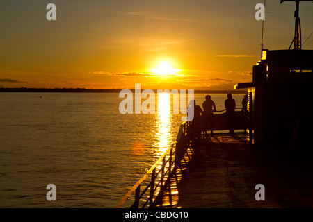 Einige Freunde genießen das letzte Licht auf dem Amazonas. Stockfoto