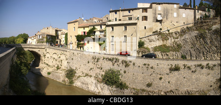 Römische Brücke und der mittelalterlichen Stadt, Vaison la Romaine, Frankreich Stockfoto