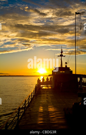 Einige Freunde genießen das letzte Licht auf dem Amazonas. Stockfoto