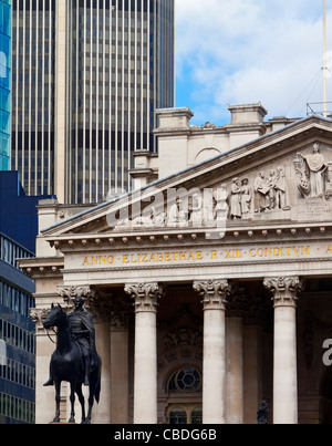 Detail der Royal Exchange aufbauend auf Cornhill in Stadt von London England UK mit Duke of Wellington Statue vor Stockfoto