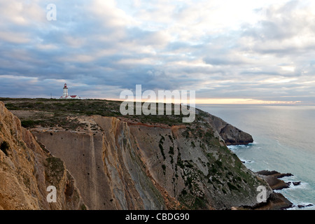 Espichel Cape Lighthouse in Sesimbra. Erbaut 1790 ist es einer der ältesten Leuchttürme an portugiesischen Küste. Es verfügt über 32 Meter. Stockfoto