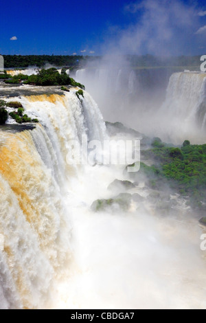 Iguazu Fälle, Iguazu Fluss entlang. Platziert in der Grenze zwischen Argentinien und Brasilien. Stockfoto
