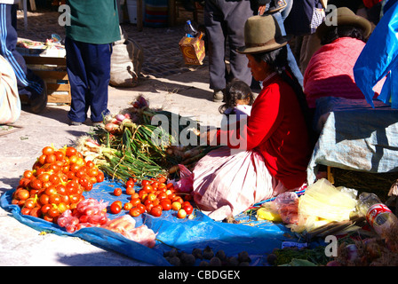 Indische Frau verkaufen Gemüse, Pisac Markt, Cusco, Peru, Südamerika Stockfoto