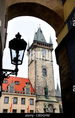 Prag, Tschechische Republik. Altes Rathaus (Staromestske Radnice) gesehen unter Bogen von Melantrichova (Straße) Stockfoto