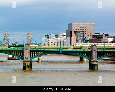 Blick über den Fluss Themse in London England UK Blick nach Osten in Richtung Southwark Bridge mit Tower-Bridge, die in der Ferne sichtbar Stockfoto