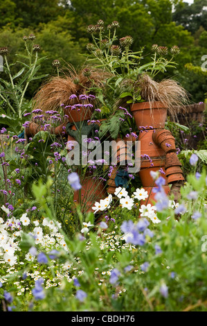 Gemischte Pflanzung einschließlich: Verbena Bonariensis, Cosmos Bipinnatus 'Reinheit', Cynara Cardunculus, Lathyrus man "Flora Norton" Stockfoto