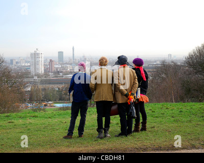 Trendige junge Leute stehen und bewundern Sie die Aussicht von Hampstead Heath von London an einem Wintertag. Stockfoto