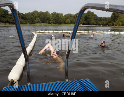 Britische Schwimmerin Cassie Patten posiert mit anderen Freiwasser-Schwimmer in der Serpentine Lake im Londoner Hyde Park. Stockfoto