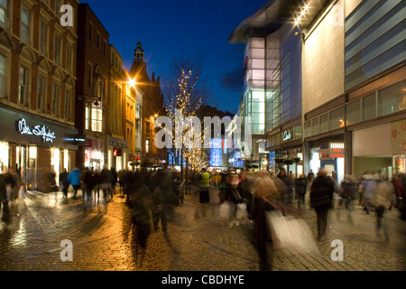 Weihnachts-Einkäufer in der Nähe von The Arndale Centre auf der Market Street Manchester City Centre Stockfoto