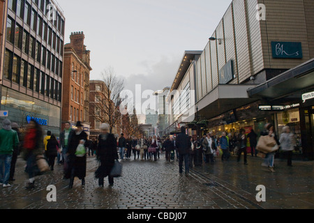 Weihnachts-Einkäufer in der Nähe von The Arndale Centre auf der Market Street Manchester City Centre Stockfoto