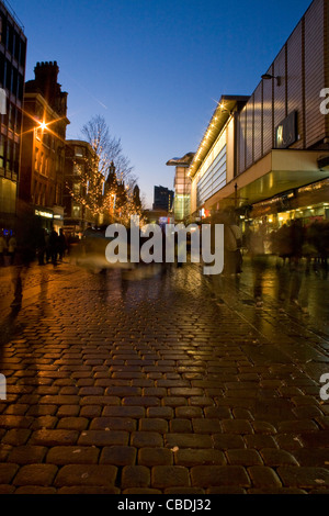 Weihnachts-High Street-Einkäufer Einkaufsmöglichkeiten in der Nähe das Arndale Centre auf der Market Street Manchester City Centre England UK Stockfoto