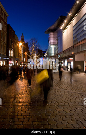 Weihnachts-Einkäufer in der Nähe von The Arndale Centre am Markt Street Manchester City Centre, mit einer Dame tragen eine gelbe Tasche England UK Stockfoto