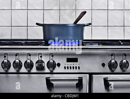 Kochen auf Gas-Kochfeld Stockfoto