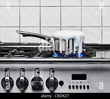 Schwenken Sie kochen auf Gas-Kochfeld Stockfoto