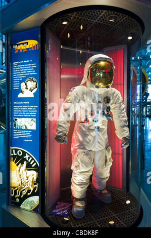 Raumanzug getragen von James Lovell auf Mondmission Apollo 13, Saturn V komplexe, Kennedy Space Center, Merritt Insel, Florida, USA Stockfoto