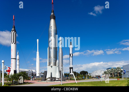 Rocket Garden mit Quecksilber/Atlas-Rakete im Vordergrund, Kennedy Space Center Visitor Complex, Merritt Insel, Florida, USA Stockfoto