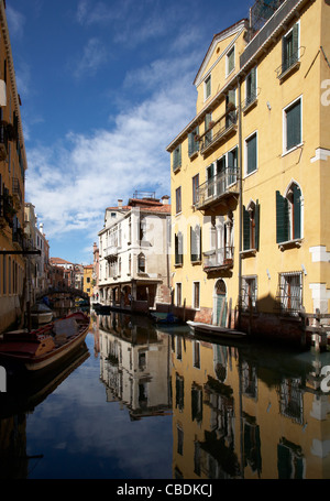 Kleiner Hinterwasserkanal in Venedig Stockfoto