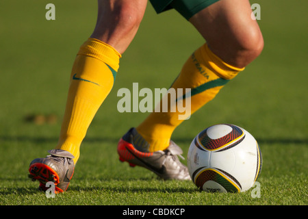 Ein australischer Spieler kontrolliert den Ball während eines internationalen Freundschaftsspiels gegen die Vereinigten Staaten vor der FIFA Fussball-Weltmeisterschaft 2010 am 5. Juni 2010 im Ruimsig-Stadion in Roodepoort, Südafrika. Nur redaktionelle Verwendung. Stockfoto