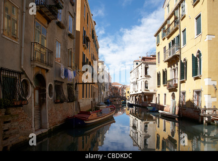 Kleiner Hinterwasserkanal in Venedig Stockfoto