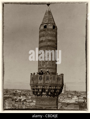 Zwei Männer stehen am Balkon des Minaretts der al-Azhar-Moschee, Kairo, Ägypten, um 1890 Stockfoto