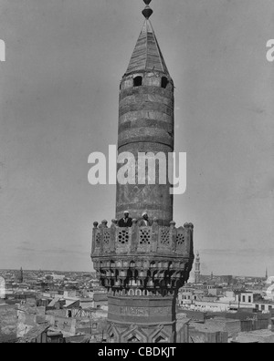 Zwei Männer stehen am Balkon des Minaretts der al-Azhar-Moschee, Kairo, Ägypten, um 1890 Stockfoto