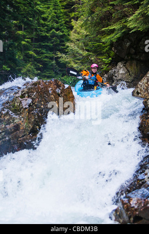 Eine weibliche Kajakfahrer am Snoqualmie River, Washington, USA. Verlieben Sie sich in der Wand. Stockfoto