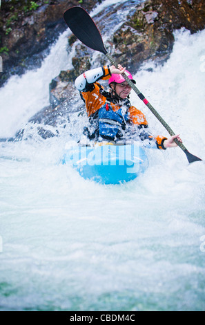 Eine weibliche Kajakfahrer am Snoqualmie River, Washington, USA. Stockfoto