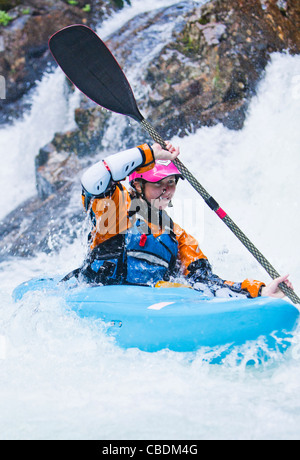 Eine weibliche Kajakfahrer am Snoqualmie River, Washington, USA. Stockfoto