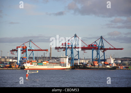Containerschiffe im Containerterminal, Hafen von Göteborg, Göteborg, Västergötland & Bohuslän Provinz, Königreich Schweden Stockfoto
