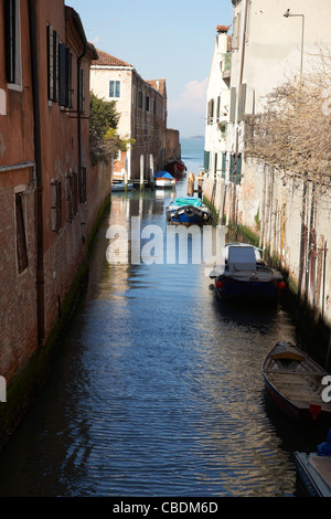 Kleiner Hinterwasserkanal in Venedig Stockfoto