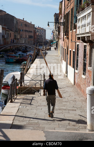 Kleiner Hinterwasserkanal in Venedig Stockfoto