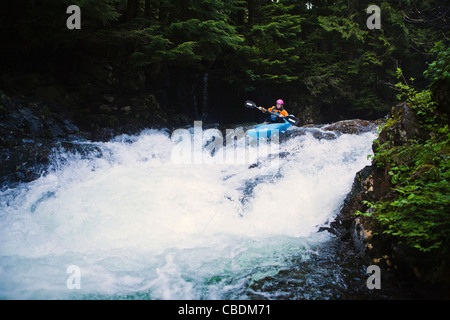 Eine weibliche Kajakfahrer am Snoqualmie River, Washington, USA. Stockfoto